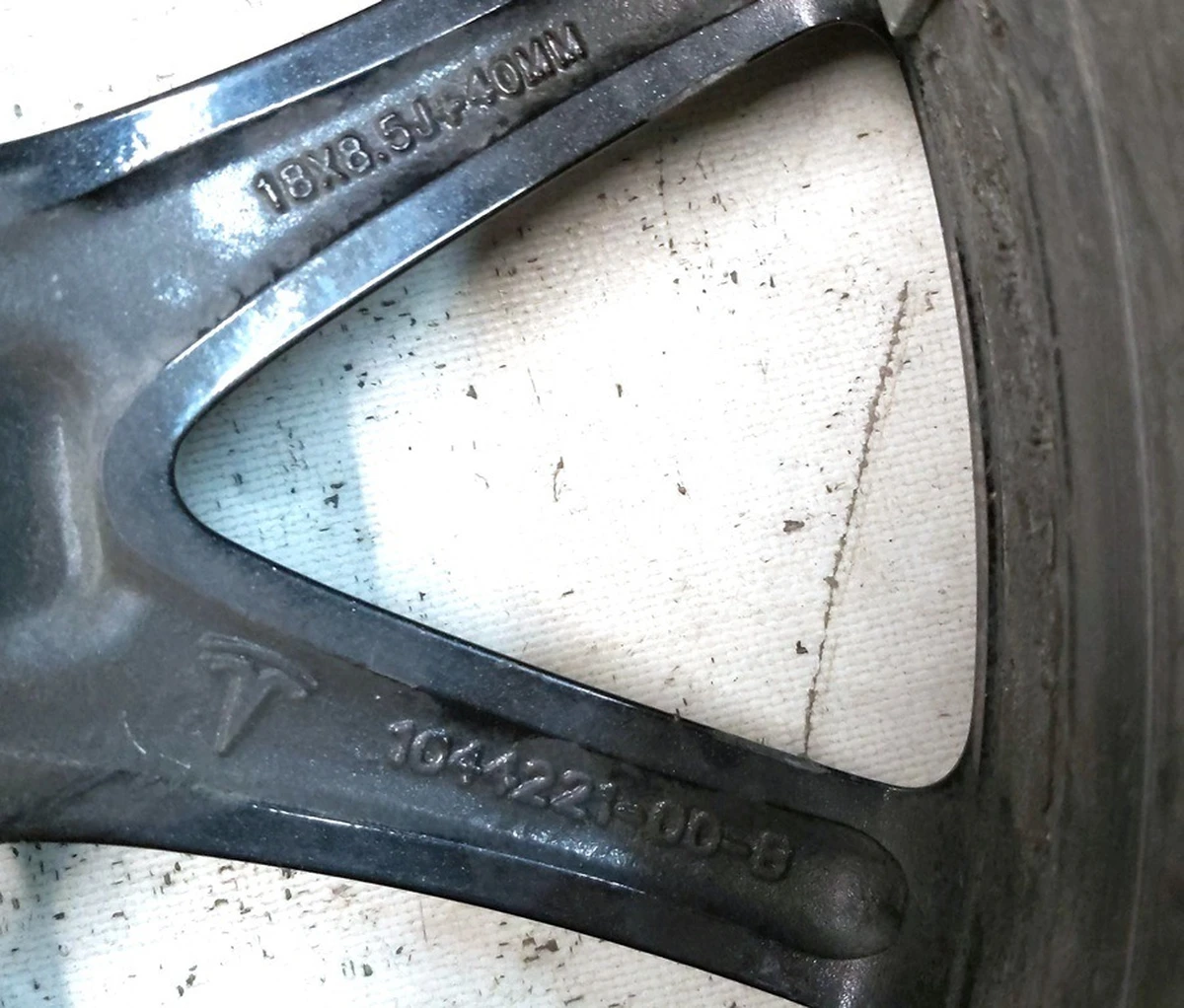 1 Диск колесный 18X8.5J ET40 AERO с повреждением Tesla model 3 1234221-00-C