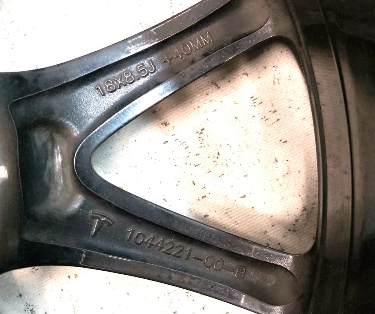 1 Диск колісний 18X8.5J ET40 AERO з пошкодженням Tesla model 3 1234221-00-C