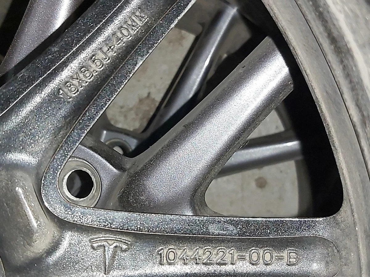 1 Колесо в зборі з пошкодженням (диск 18*8.5J AERO шина Michelin Primacy 235/45 R18 датчик TPMS протектор 5,99 мм) Tesla model 3 1234221-00-C