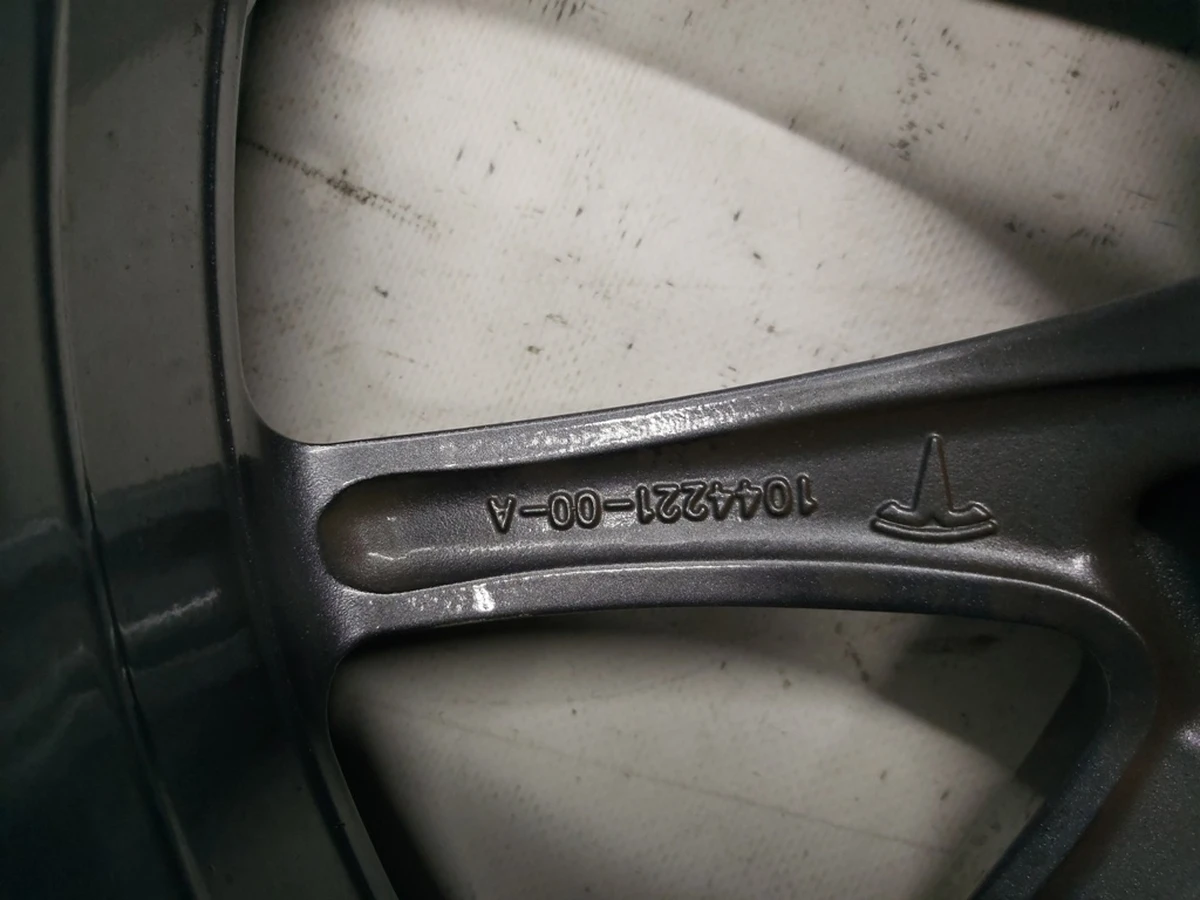 1 Диск колесный 18X8.5J ET40 AERO с повреждением Tesla model 3 1234221-00-C