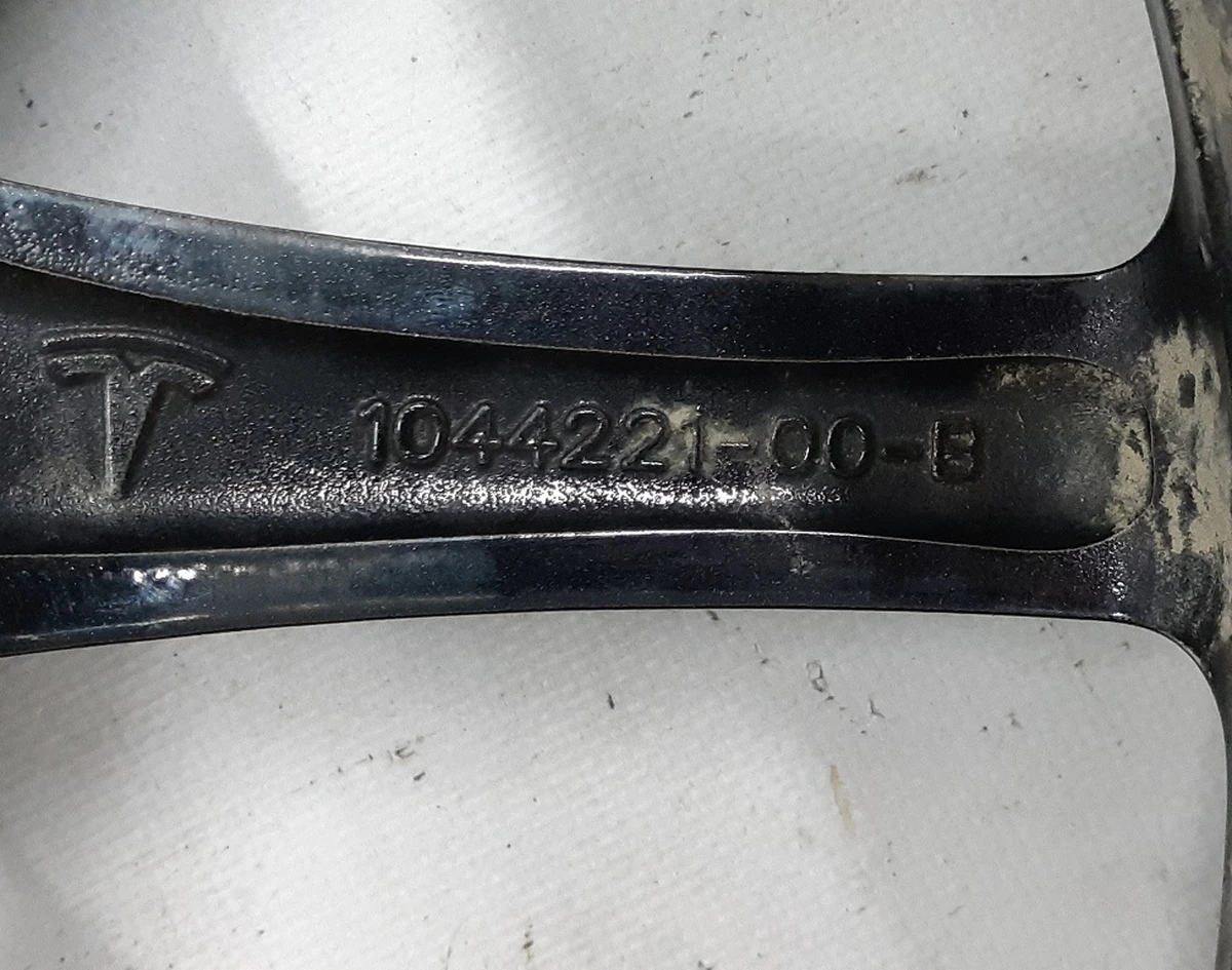 1 Диск колесный 18X8.5J ET40 AERO с повреждением Tesla model 3 1234221-00-C