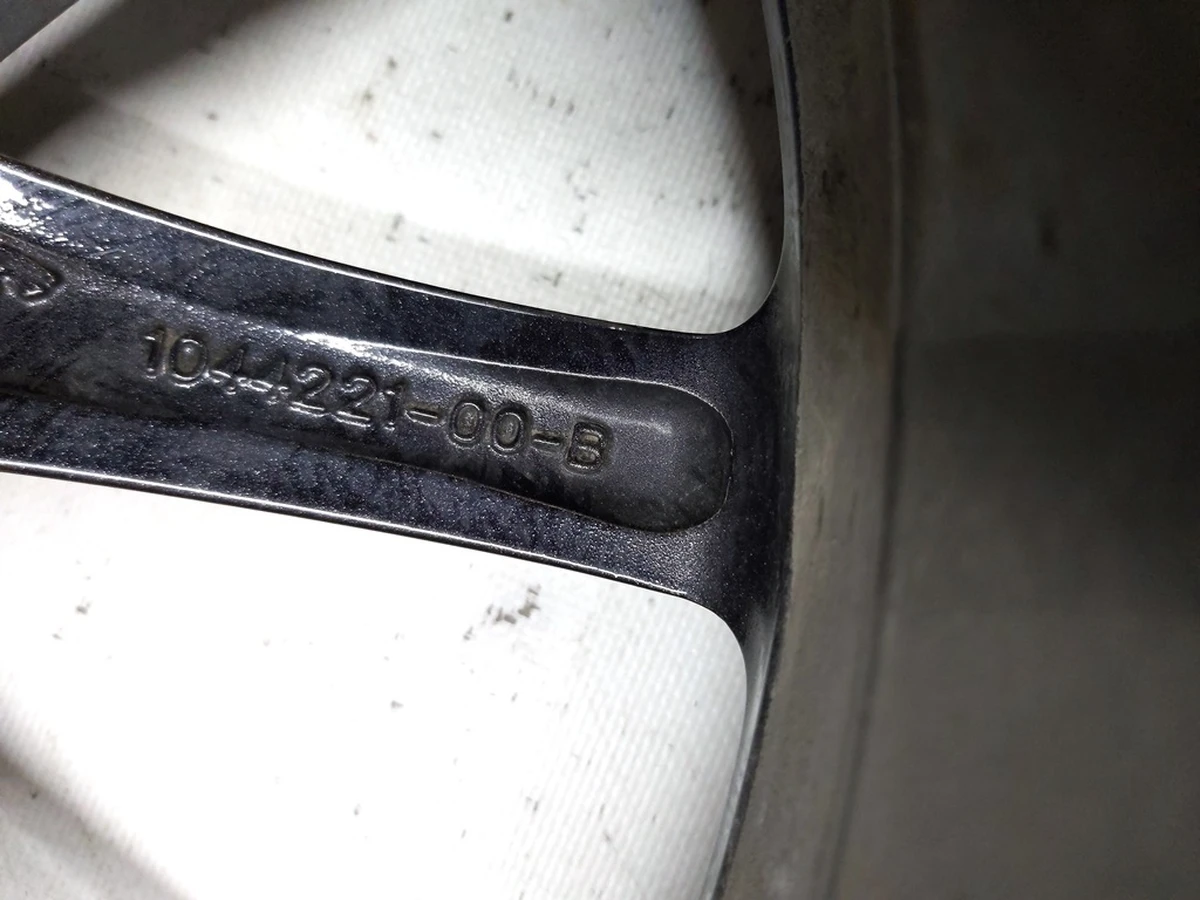 1 Диск колесный 18X8.5J ET40 AERO с повреждением Tesla model 3 1234221-00-C