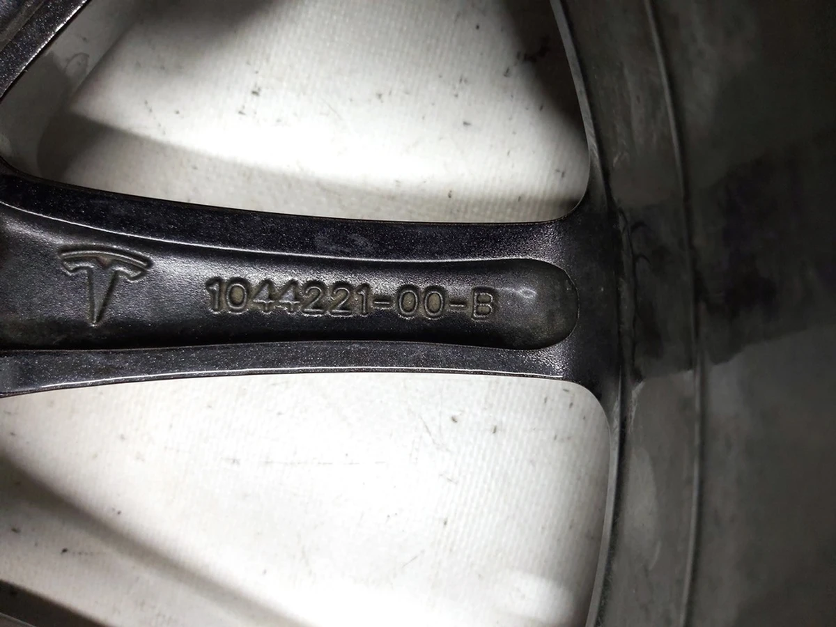 1 Wheel disk 18X8.5J ET40 AERO damaged Tesla model 3 1234221-00-C