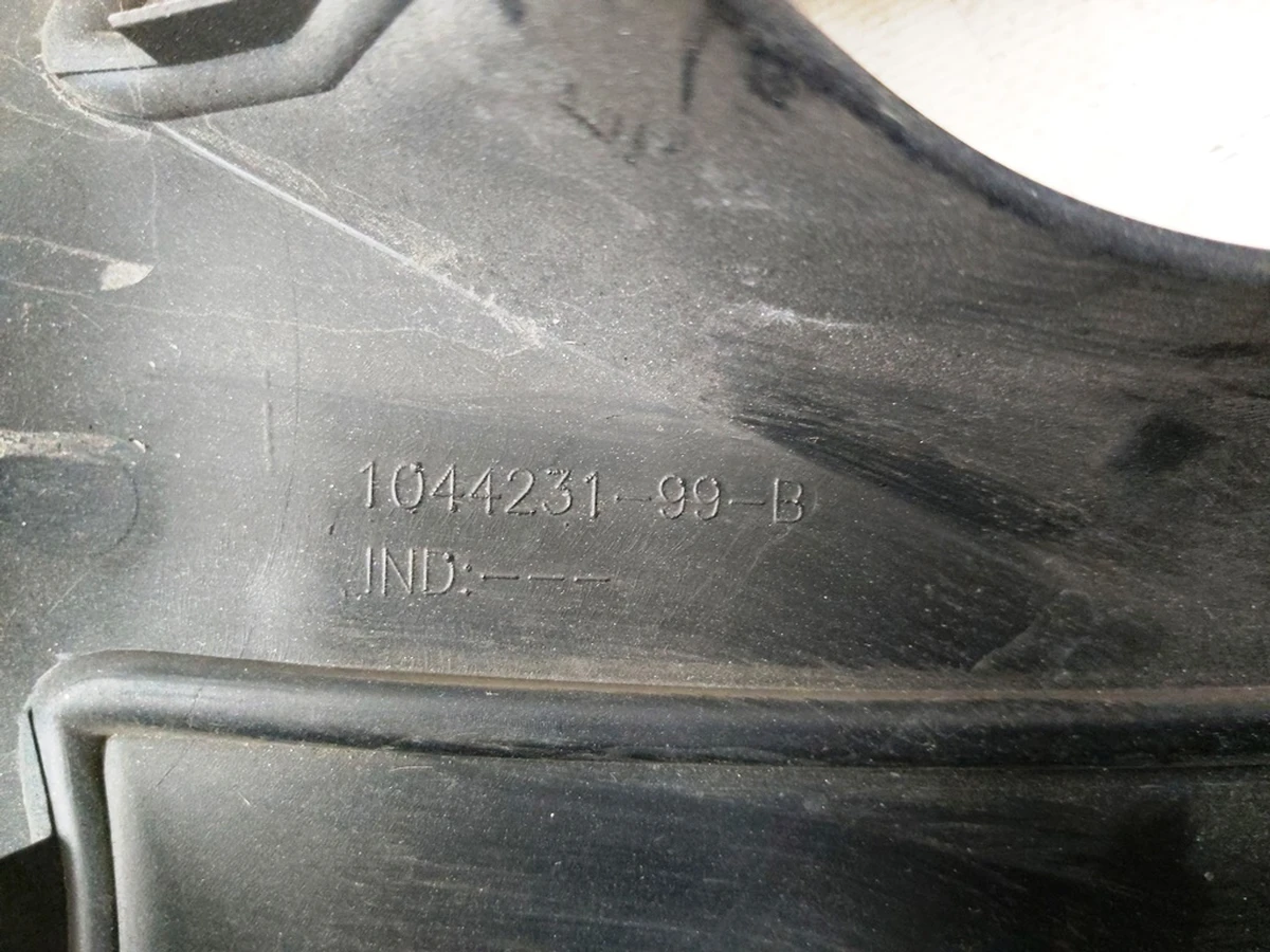 6 WHEEL COVER - 18 INCH with damage Tesla Model 3 1044231-99-B. For cars manufactured before October 5, 2020.