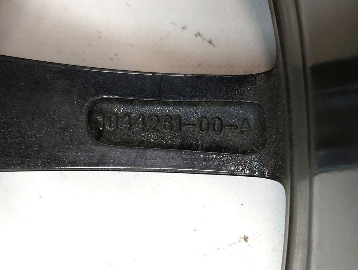 1 WHEEL, 18X8.5J ET40, AERO 279 23 DOT-T Tesla model 3 1044261-00-A