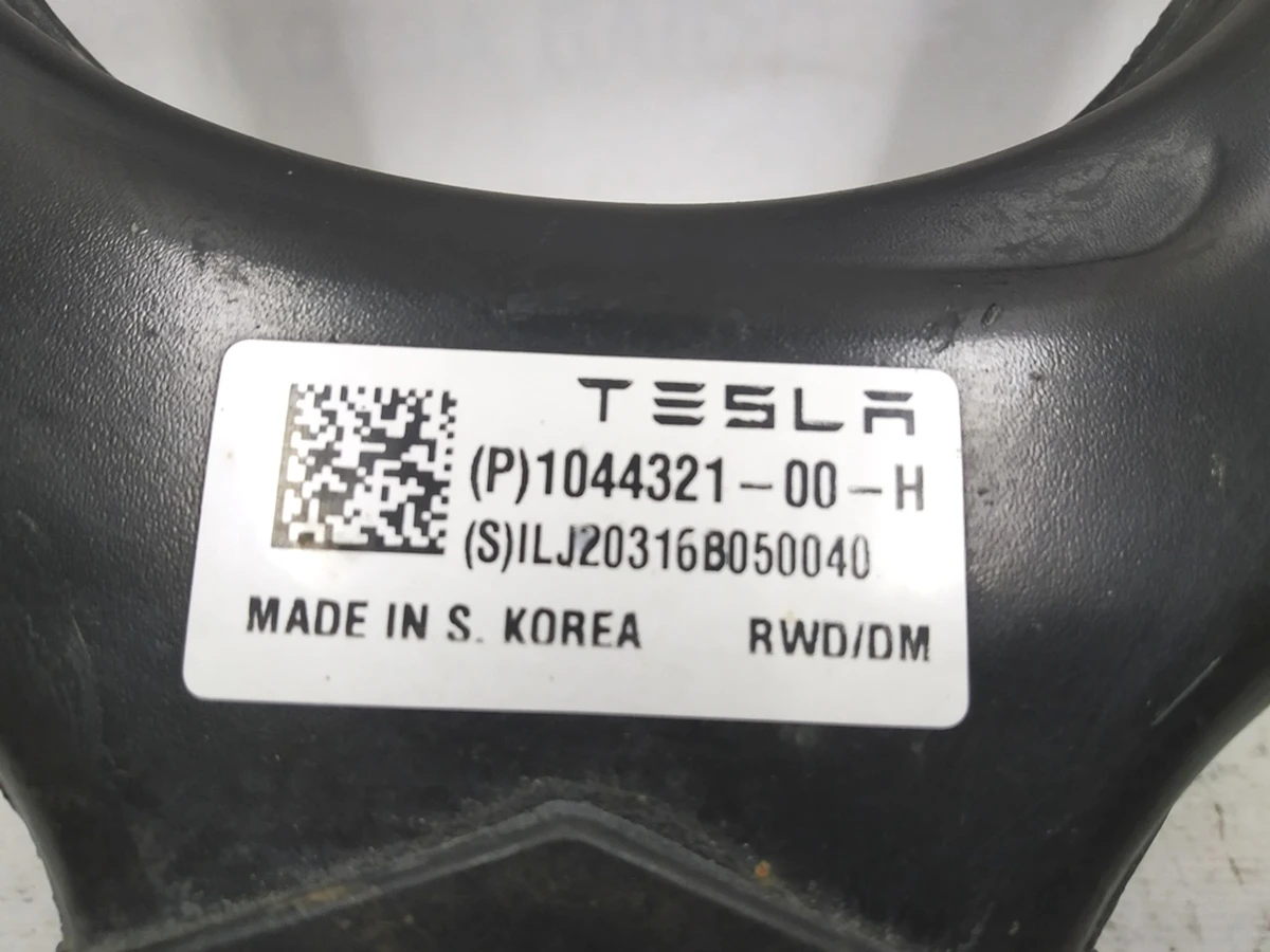 3 Важіль верхній передній лівий (підкова) RWD AWD Tesla Model 3, Model 3 Jan 2024, Model Y, Model Y Feb 2025 1044321-00-J