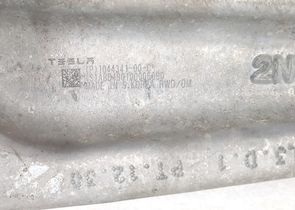 2 Рычаг передний нижний поперечный левый правый под восстановление Tesla model 3 1044341-00-D