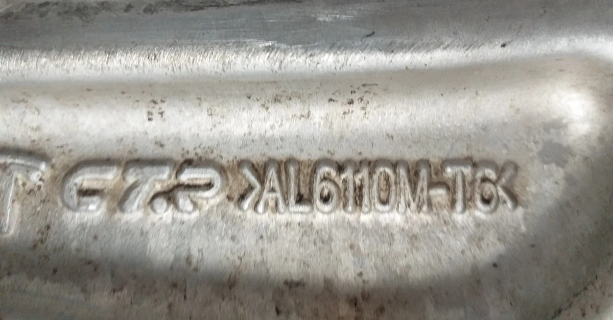 2 Lever front lower transverse left right with damage to the silent block Tesla model 3 1044341-00-D