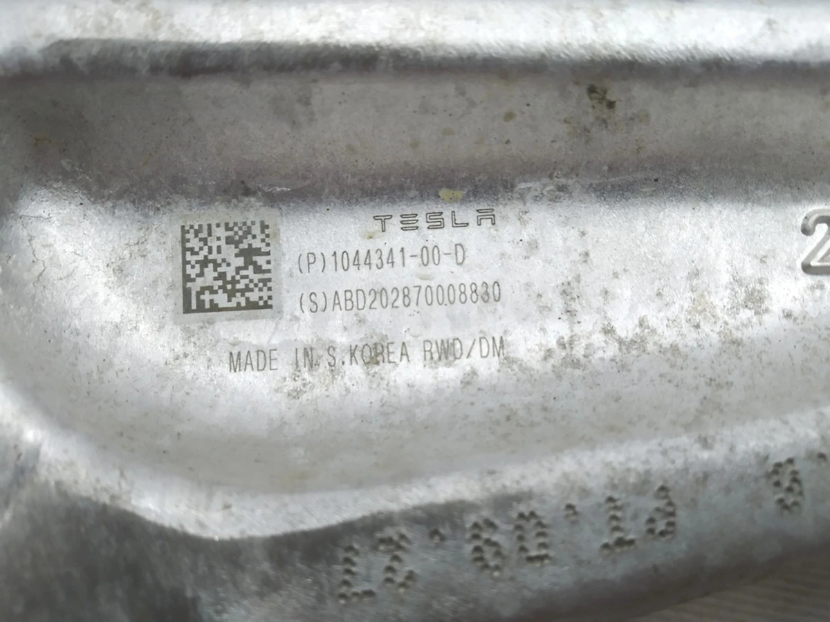 2 Важіль передній нижній поперечний лівий правий з пошкодженням Tesla model 3 1044341-00-D