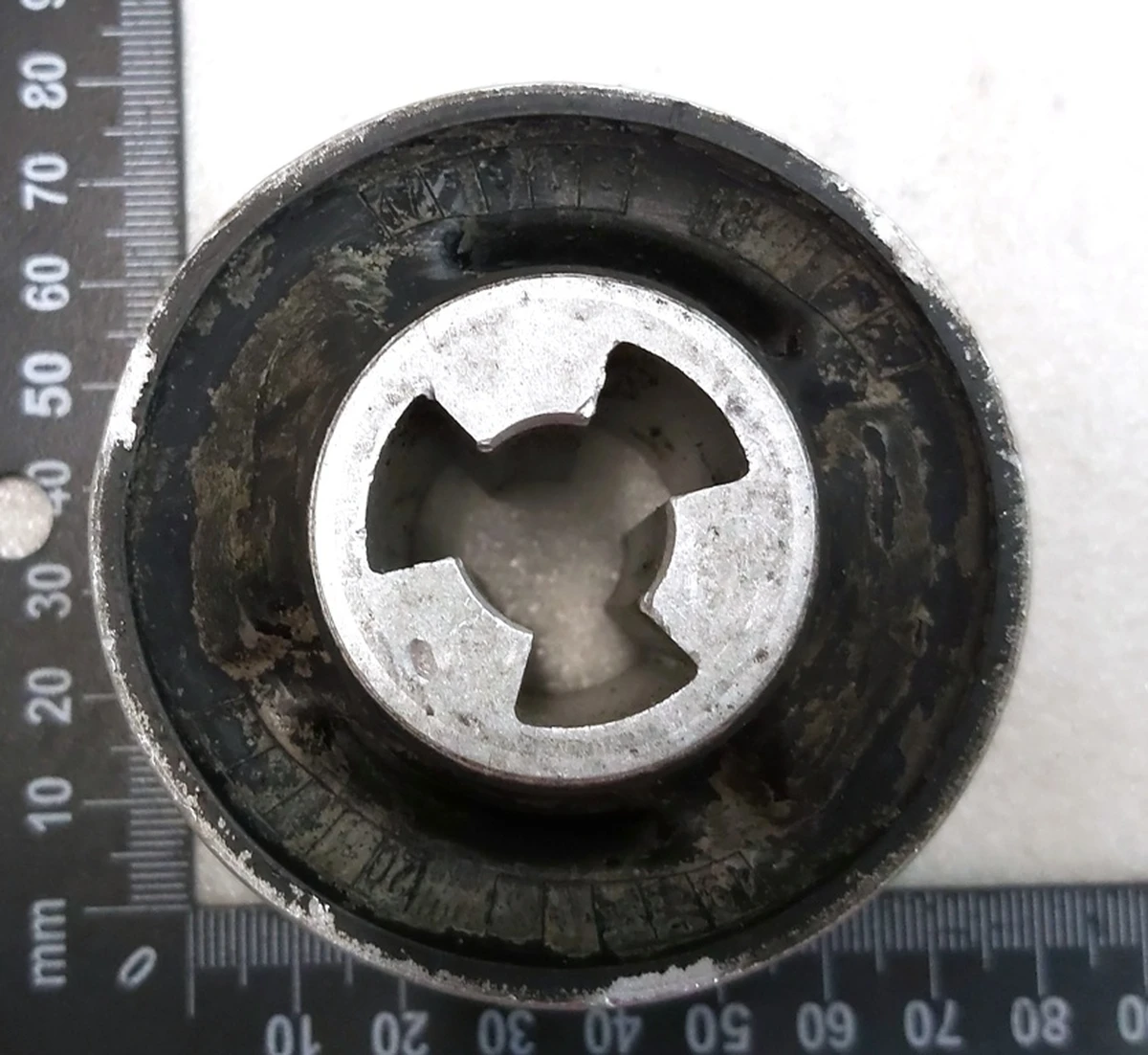 11 Сайлентблок рычага переднего нижнего поперечного (банана) 70mm Tesla model 3 1044354-1044359