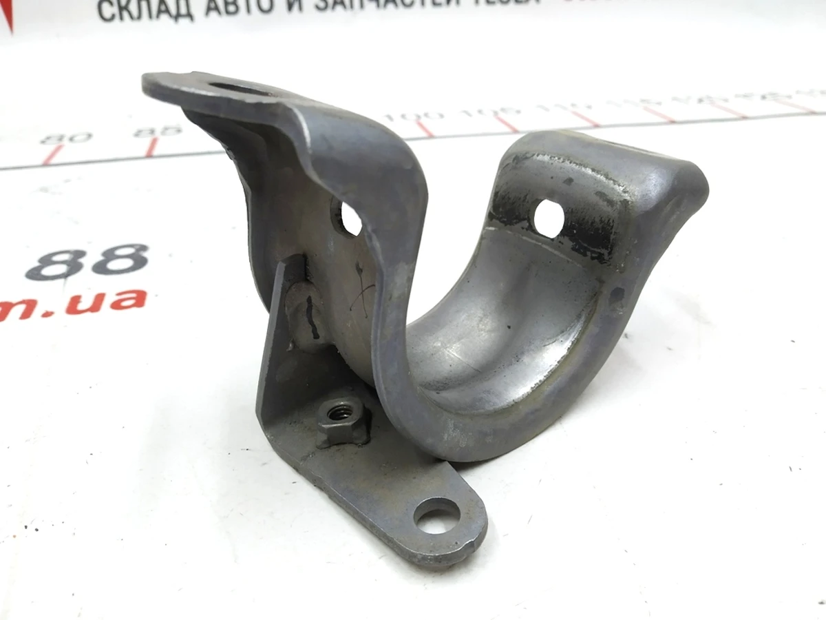 7 Кронштейн стабилизатора переднего правый 29мм Tesla model 3 1044388-00-B