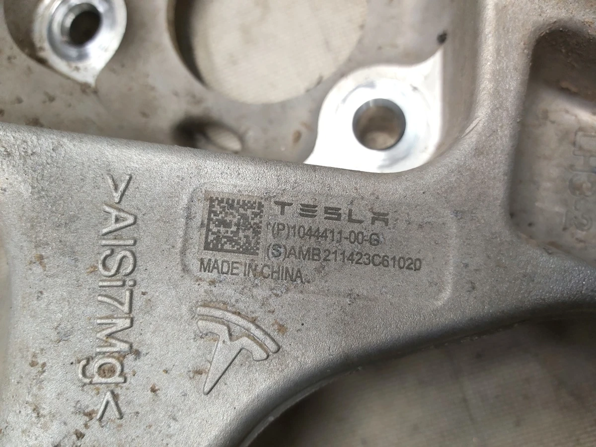1 Кулак задний левый (цапфа) Tesla model 3 1044411-00-G