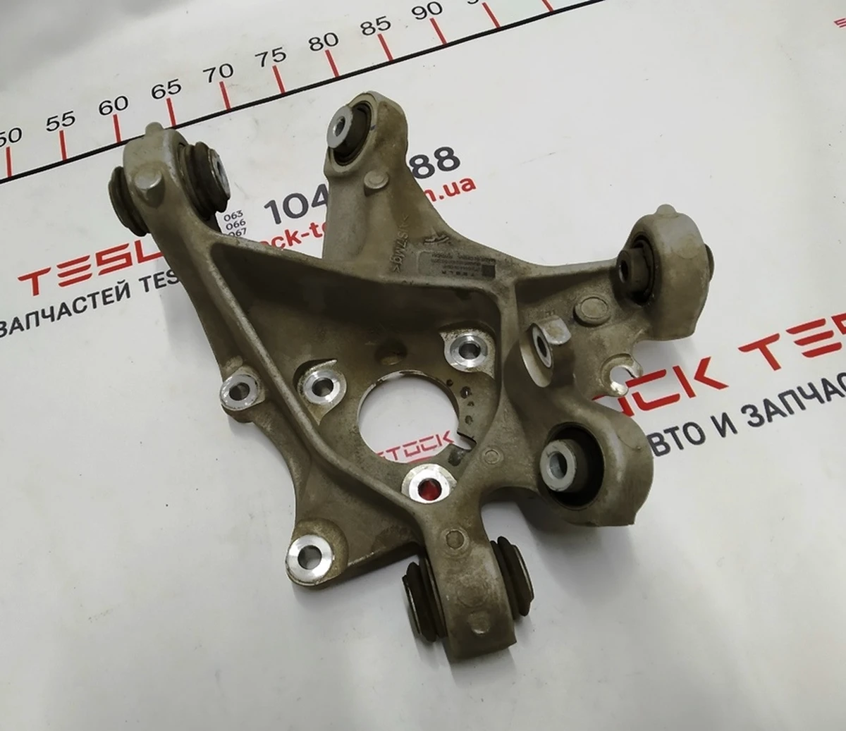 1 Кулак задній правий (цапфа) Tesla model 3 1044416-00-F