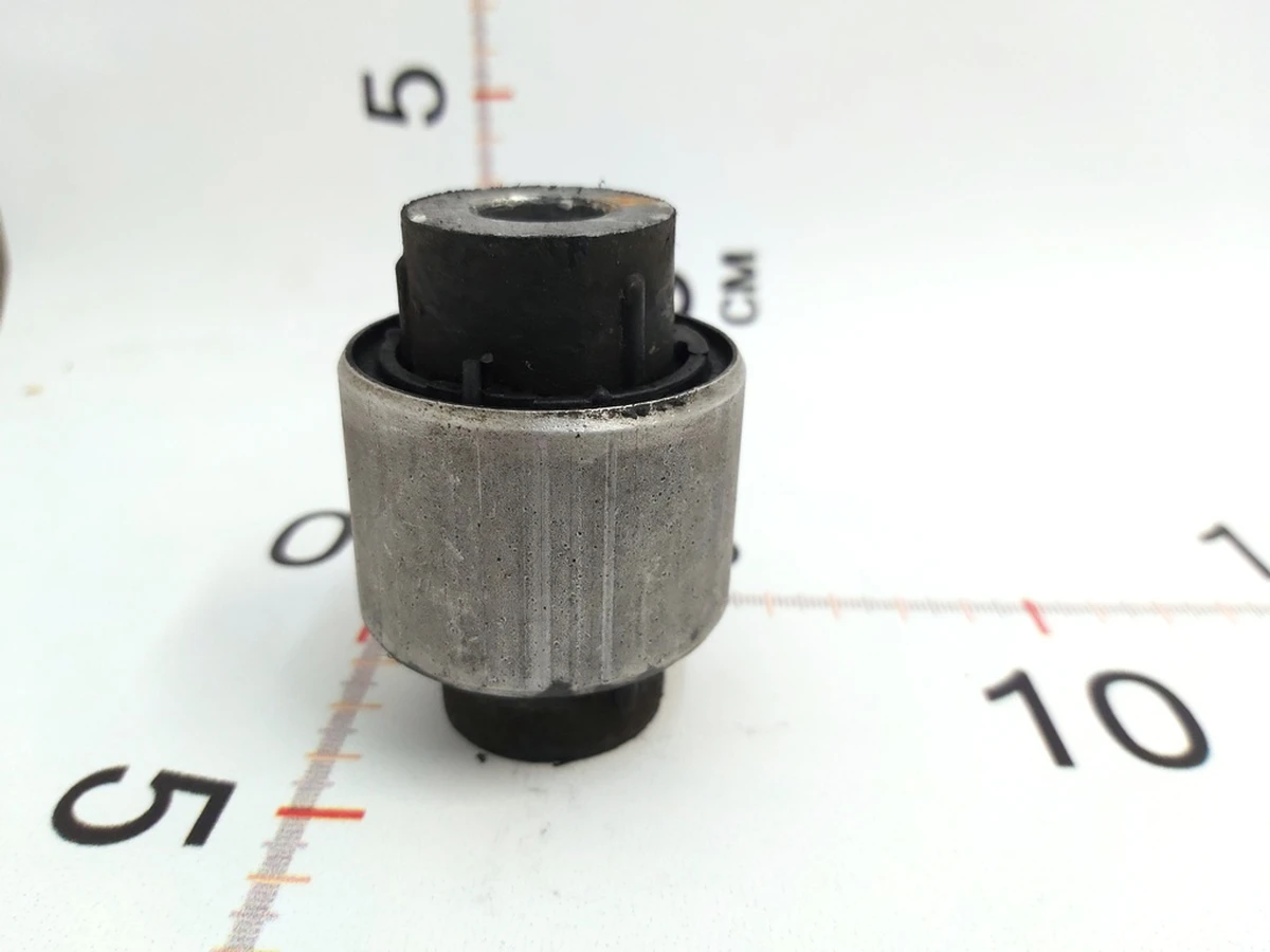Сайлентблок заднього заднього горизонтальний h64(33)mm d46,5(29)mm болтM14 Tesla Model 3 1103557-00 1044451-00