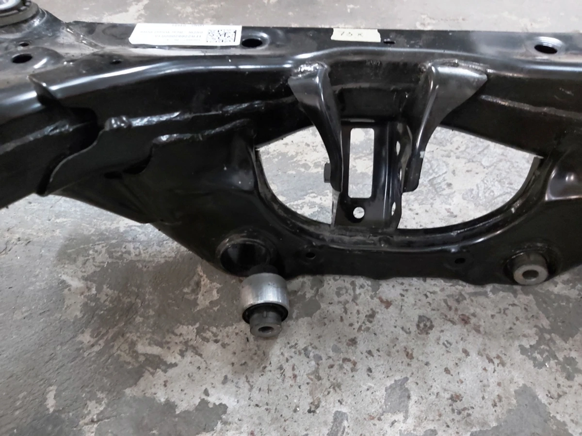 Сайлентблок заднього заднього горизонтальний h64(33)mm d46,5(29)mm болтM14 Tesla Model 3 1103557-00 1044451-00