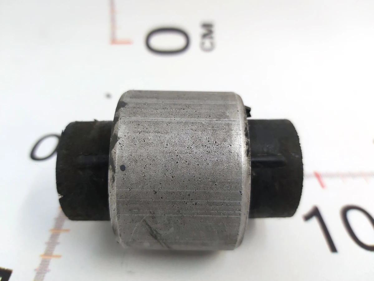 Сайлентблок заднього заднього горизонтальний h64(33)mm d46,5(29)mm болтM14 Tesla Model 3 1103557-00 1044451-00