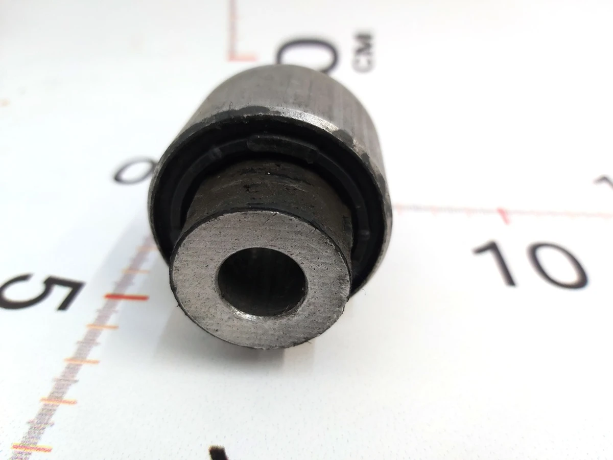 Сайлентблок заднього заднього горизонтальний h64(33)mm d46,5(29)mm болтM14 Tesla Model 3 1103557-00 1044451-00