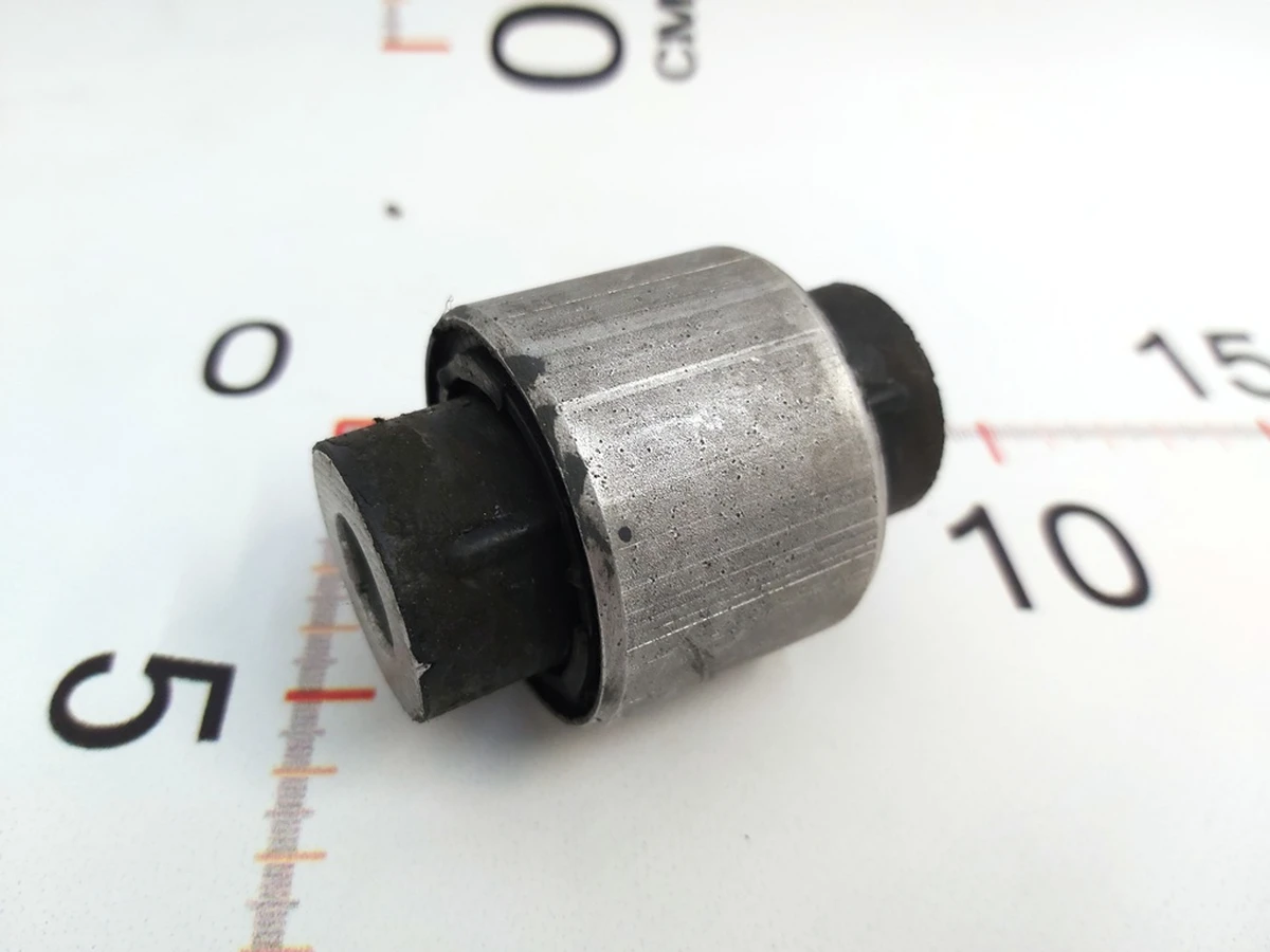 Сайлентблок заднього заднього горизонтальний h64(33)mm d46,5(29)mm болтM14 Tesla Model 3 1103557-00 1044451-00