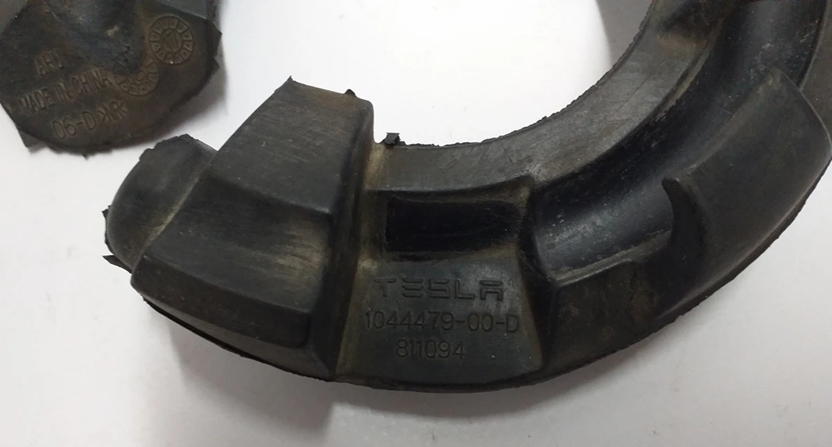 4 Манжет нижній (гумовий) пружини задньої Tesla Model 3, Model 3 Jan 2024, Model Y 1044479-00-E