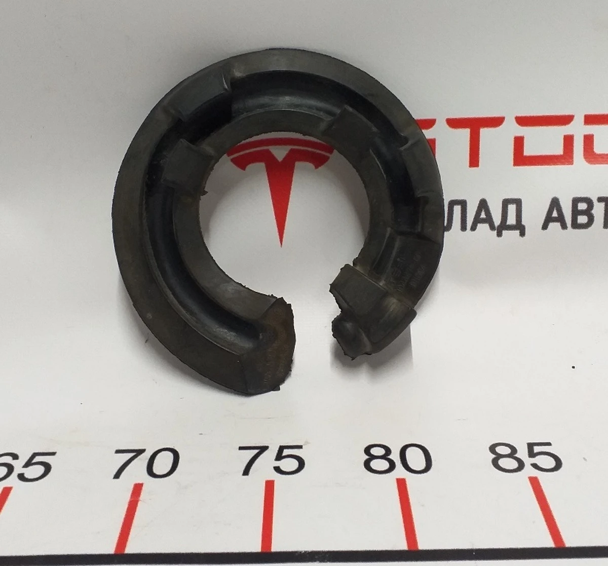 4 Манжет нижній (гумовий) пружини задньої Tesla Model 3, Model 3 Jan 2024, Model Y 1044479-00-E