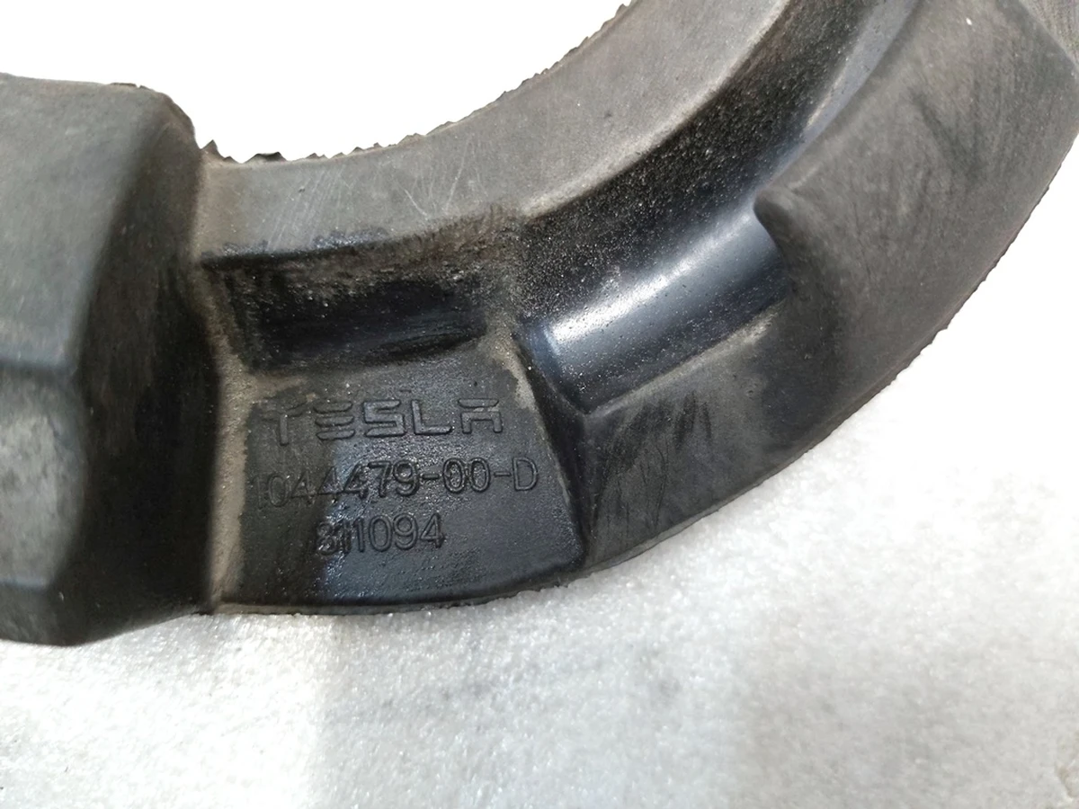 4 REAR SPRING LOWER ISOLATOR (with damage) Tesla Model 3, Model 3 Jan 2024, Model Y 1044479-00-E