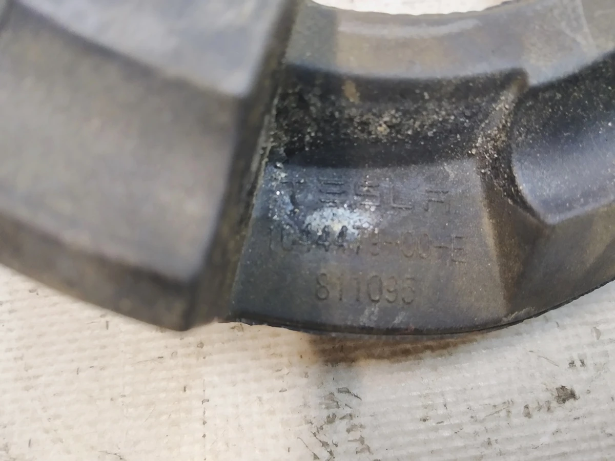 4 Манжет нижній (гумовий) пружини задньої (з пошкодженням) Tesla Model 3, Model 3 Jan 2024, Model Y, Model Y Feb 2025 1044479-00-E