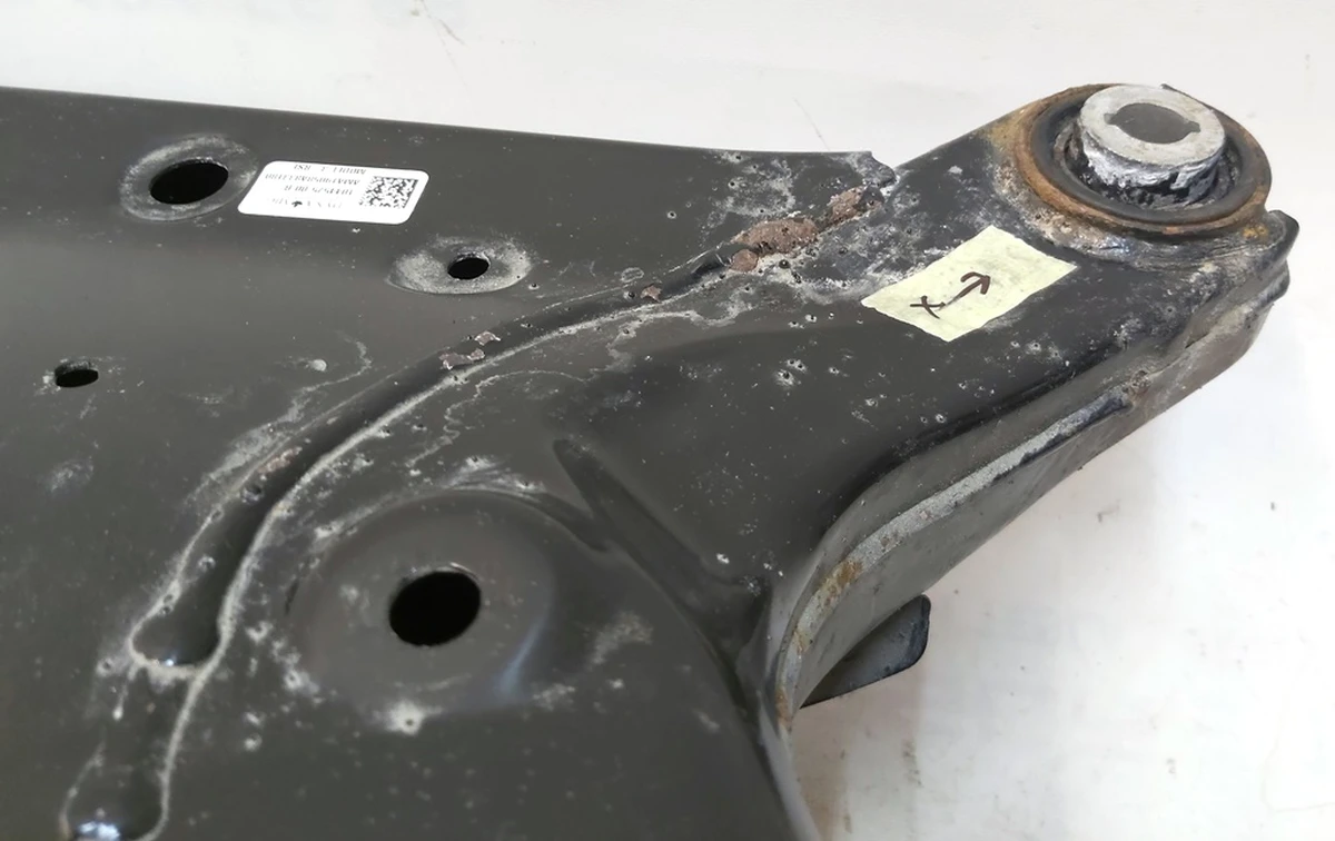 1 Подрамник задний со следами коррозии на сайлентблоках Tesla Model 3 1044575-00-F