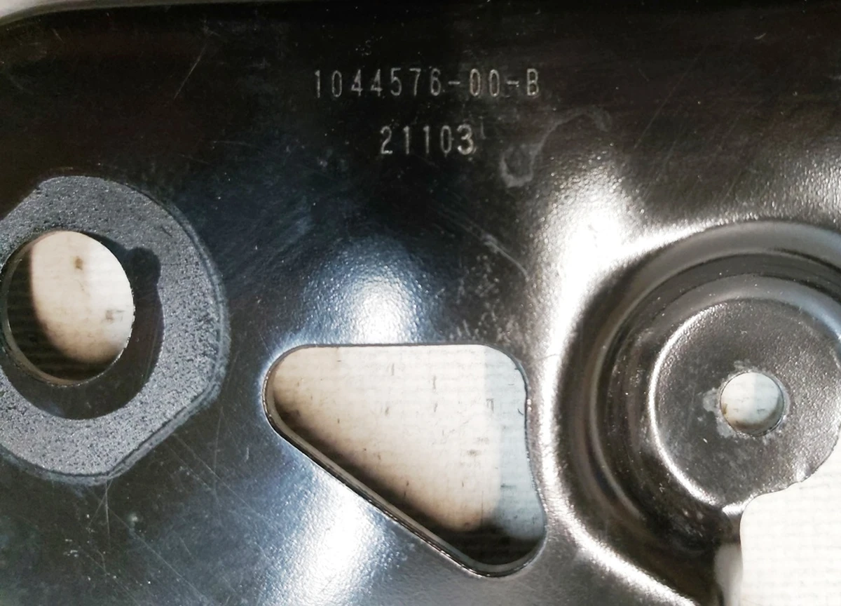 2 Пластина заднего подрамника правая Tesla Model 3, Model Y 1044576-00-B