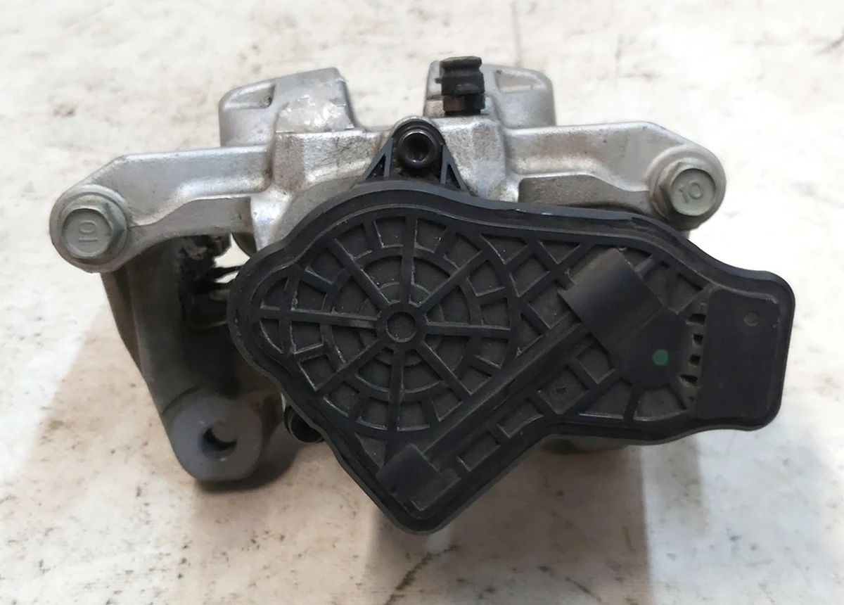 8 Суппорт тормозной задний левый MANDO без тормозных колодок Tesla Model 3, Model 3 Jan 2024, Model Y 1044623-00-J