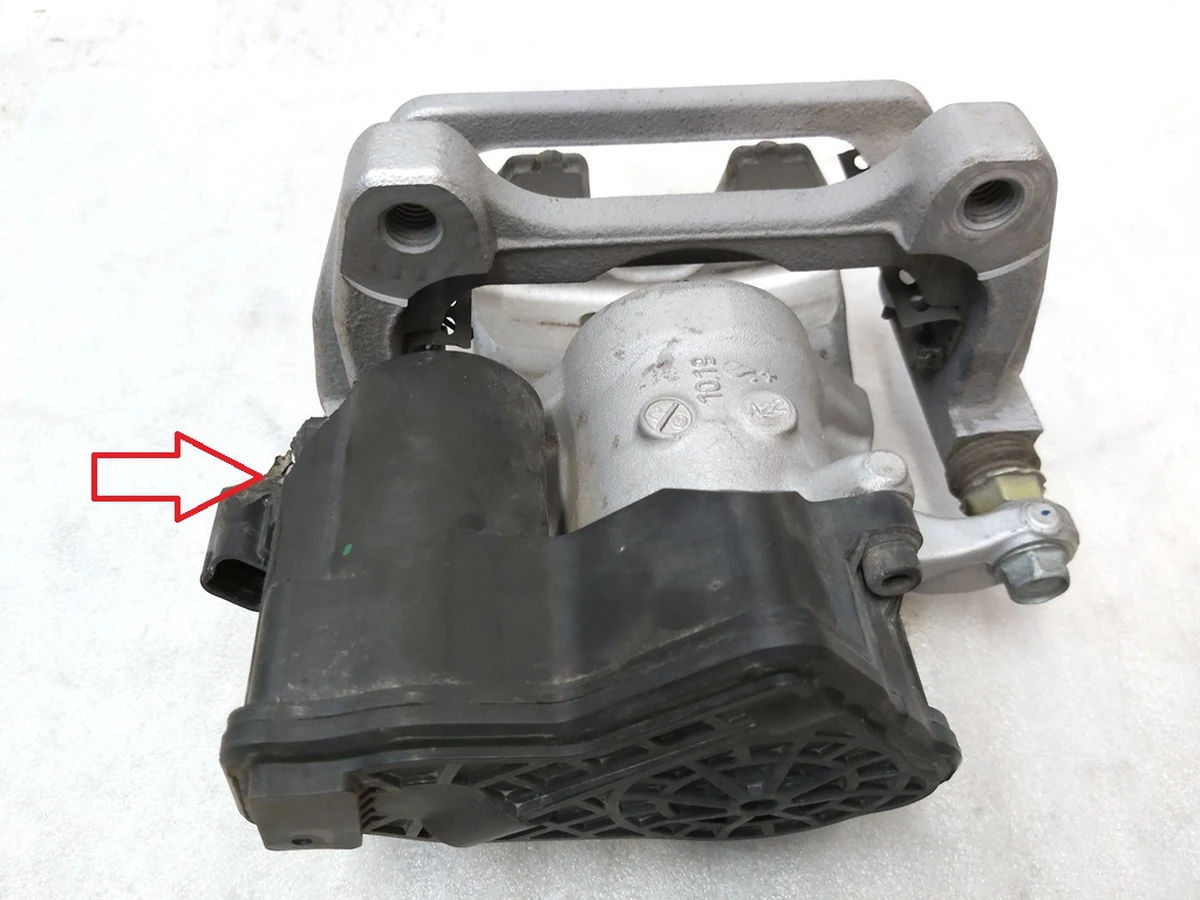 8 REAR BRAKE CALIPER WITHOUT PADS - BASE - LEFT HAND with damage Tesla Model 3, Model 3 Jan 2024, Model Y 8008206-00-B