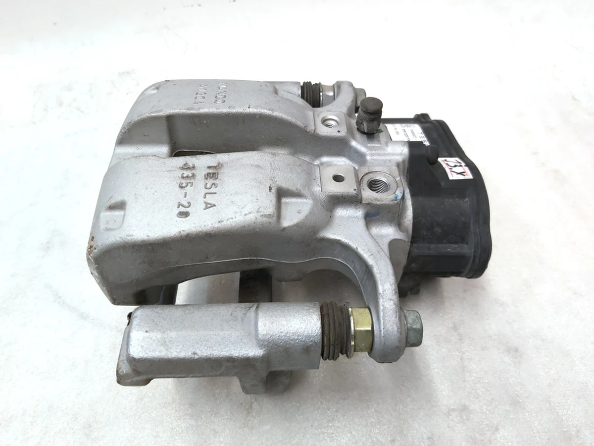 8 REAR BRAKE CALIPER WITHOUT PADS - BASE - LEFT HAND with damage Tesla Model 3, Model 3 Jan 2024, Model Y 8008206-00-B
