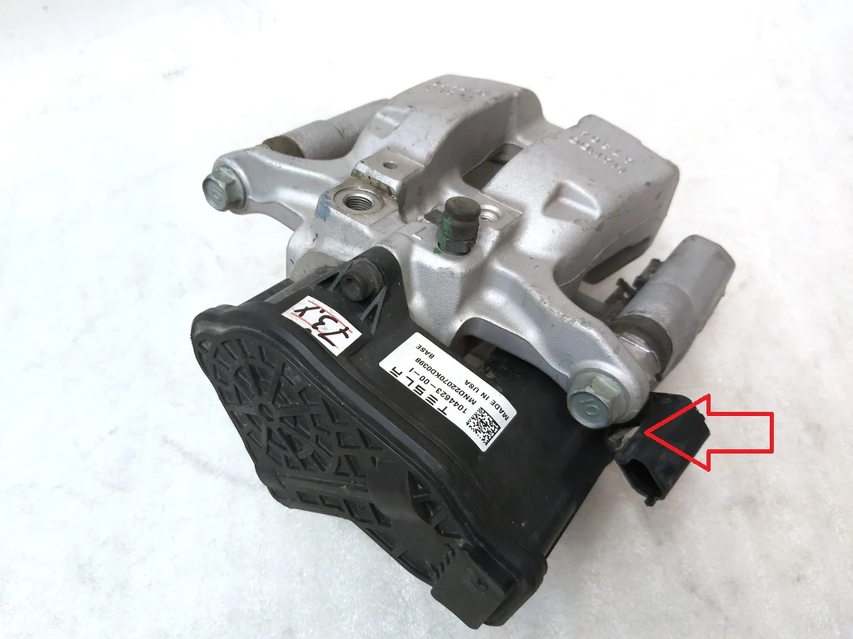 8 REAR BRAKE CALIPER WITHOUT PADS - BASE - LEFT HAND with damage Tesla Model 3, Model 3 Jan 2024, Model Y 8008206-00-B