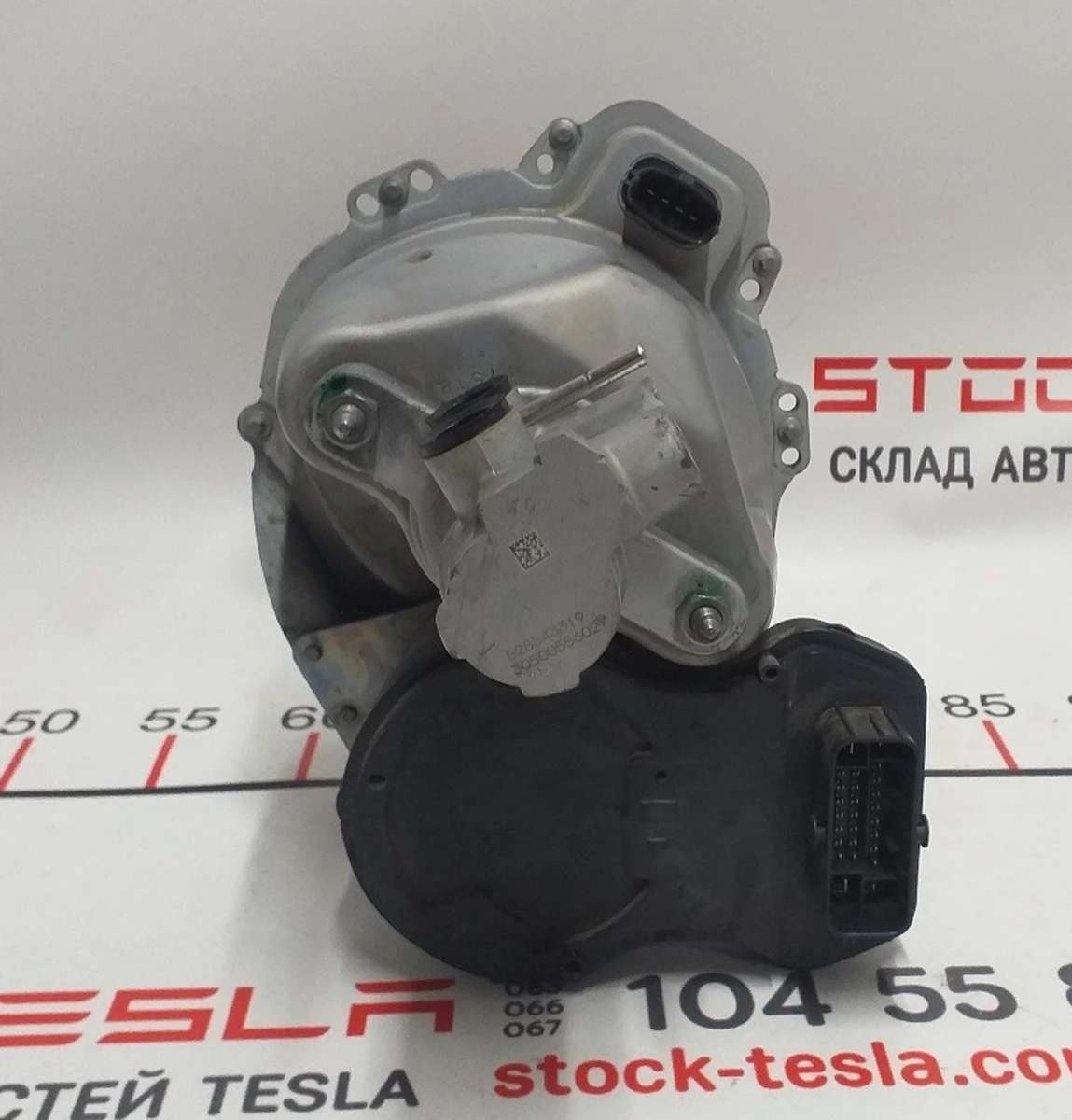 1 Гальмівна система електромобіля Тесла Модель 3 не використовує класичний вакуумний підсилювач. Замість нього в системі встановлено електромеханічний підсилювач гальм (бустер) з каталожним номером 1044671-99-F. Завдяки застосуванню цієї запчастини Тесла 