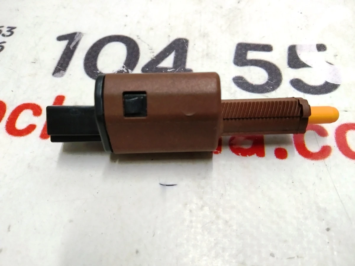 2 Вимикач стоп сигналу (жаба) Tesla model 3, model Y 1044681-00-B