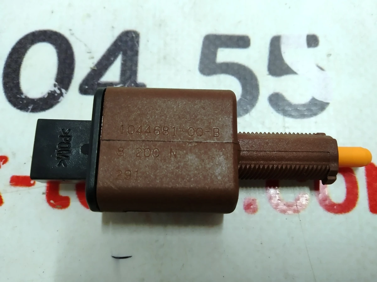 2 Вимикач стоп сигналу (жаба) Tesla model 3, model Y 1044681-00-B