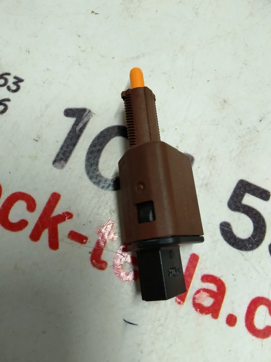 2 Вимикач стоп сигналу (жаба) Tesla model 3, model Y 1044681-00-B