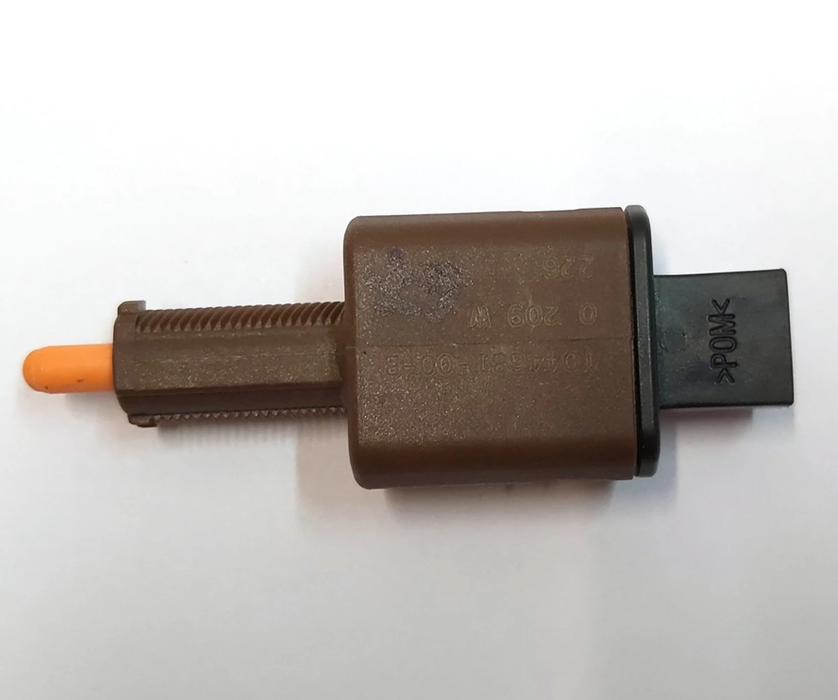 2 Brake switch with oxidation marks Tesla Model 3, Model Y 1044681-00-B