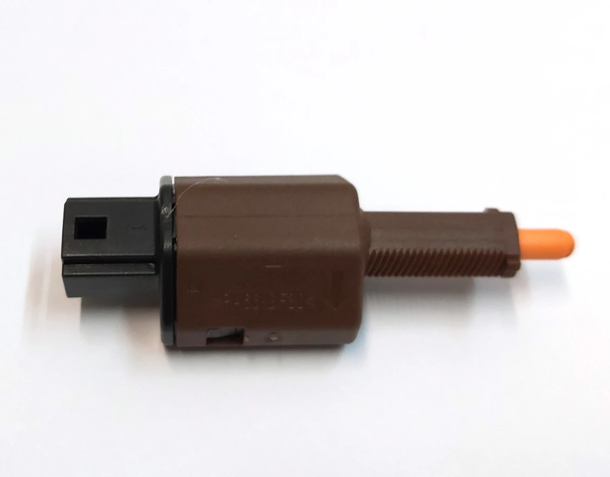 2 Brake switch with oxidation marks Tesla Model 3, Model Y 1044681-00-B