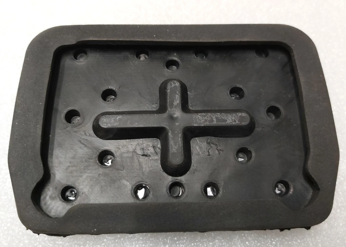 1 Накладка педалі гальма (алюмінієва) PERFORMANCE Tesla model 3 1044691-00-D