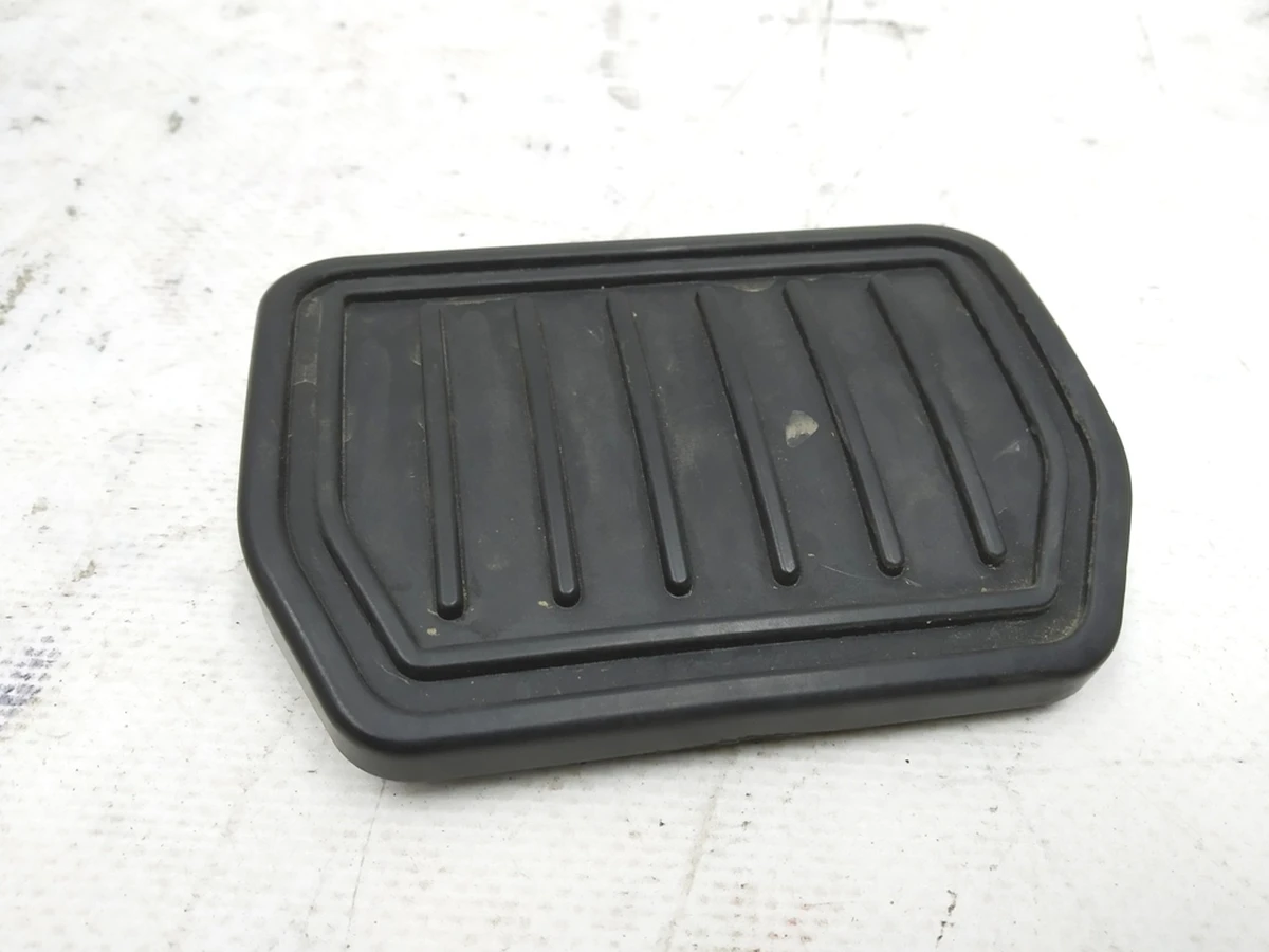 1 Накладка резиновая педали тормоза с повреждением Tesla model 3 1044691-00-D