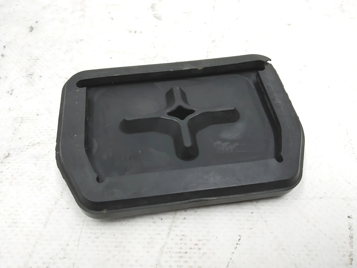 1 Накладка резиновая педали тормоза с повреждением Tesla model 3 1044691-00-D