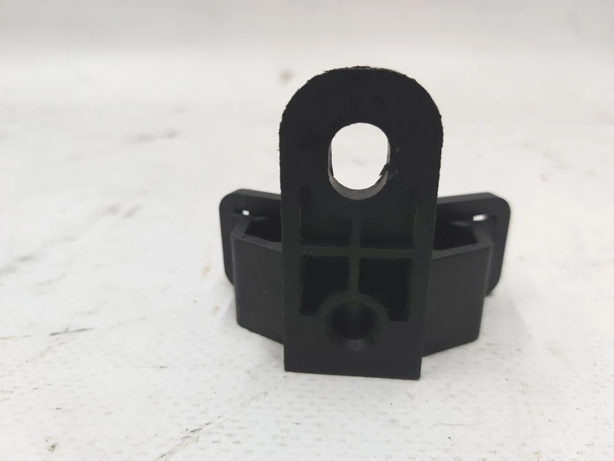 4 Bracket for front brake pipe Tesla model 3 1044712-00-D