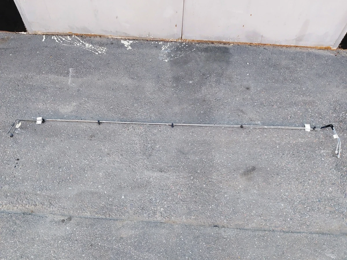 3 Гальмівні трубки лівого порогу (ліва та права в зборі) Tesla model 3 1044713-00-D