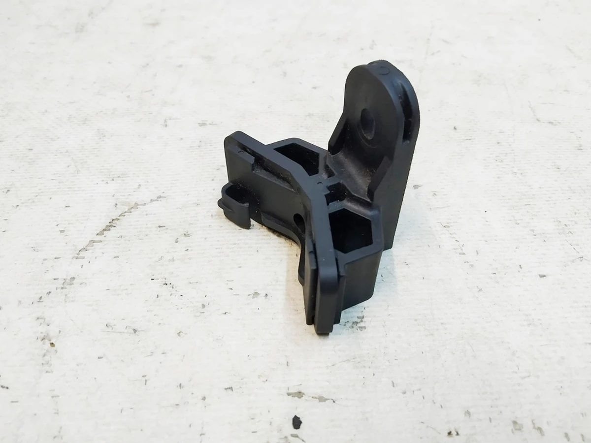 6 Кронштейн гальмівних трубок лівого порогу Tesla Model 3, Model 3 Jan 2024, Model Y 1044718-00-C