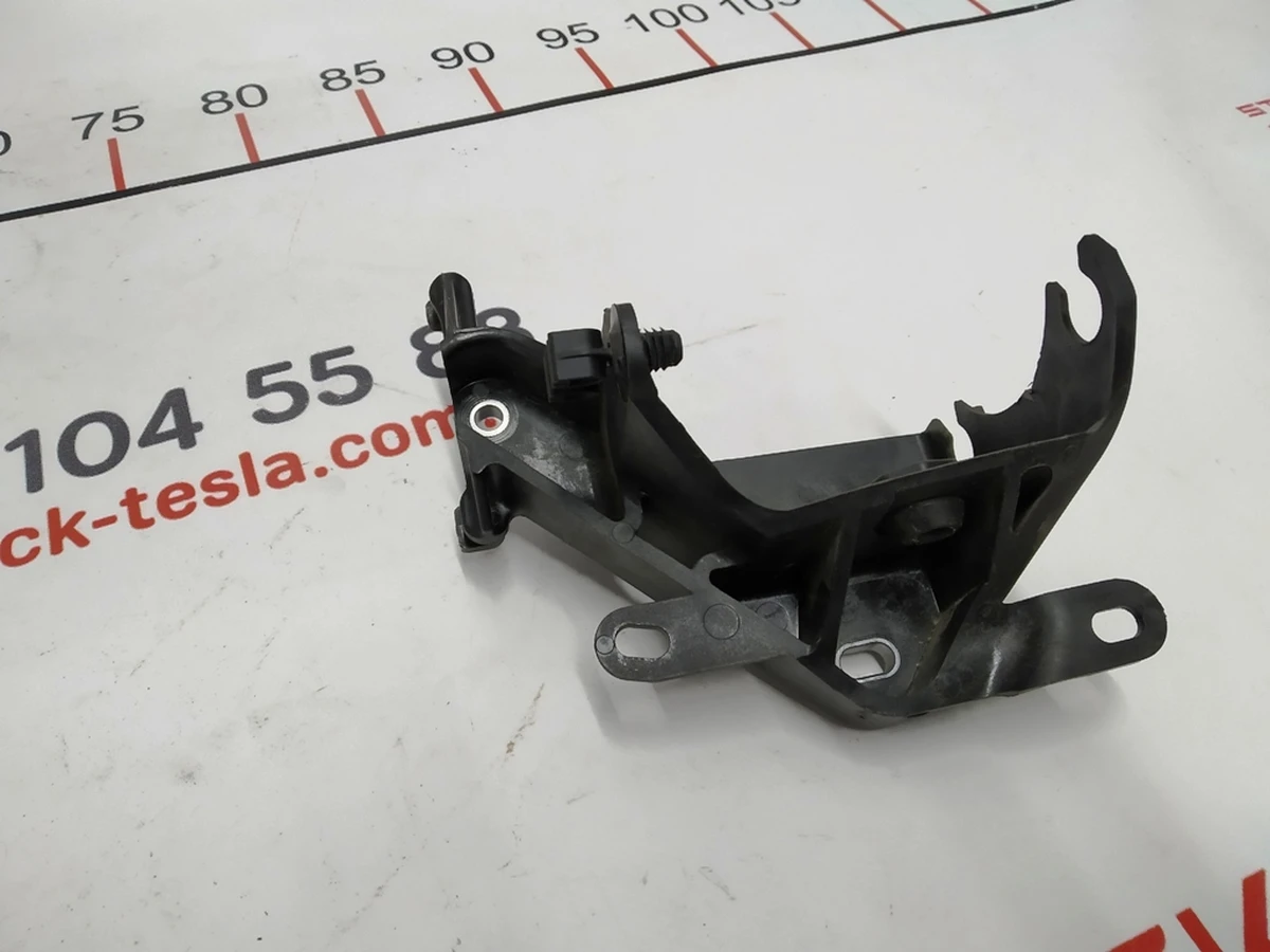 3 Кронштейн модуля ABS Tesla model 3 1044741-00-D