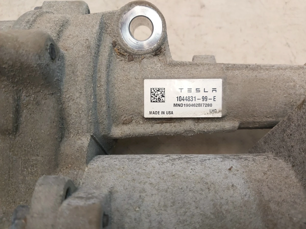1 STEERING GEAR ASSY, LHD with traces of oxidation Tesla model 3 1044831-00-F