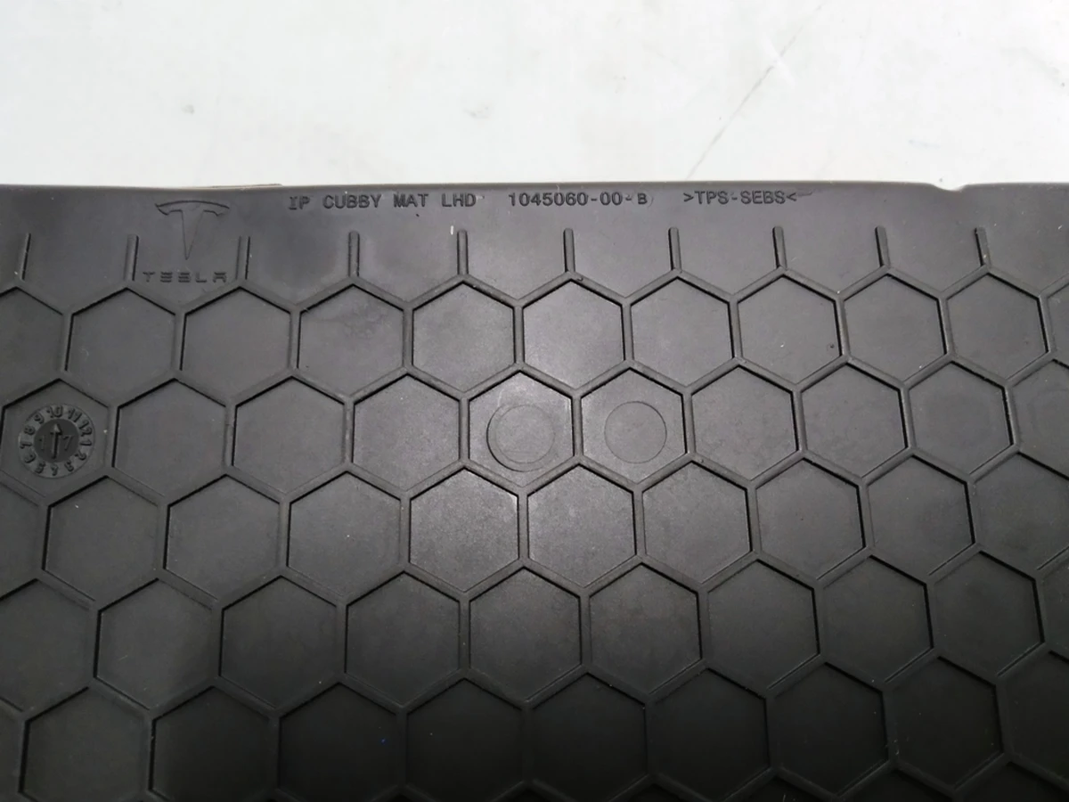 30 IP CUBBY MAT LHD Tesla Model S REST, Model X 1045057-00-C