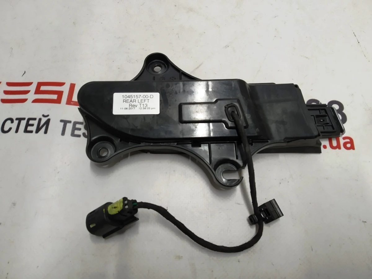 2 CARRIER, DOOR HANDLE OUTER RR LH Tesla model X 1045157-00-D