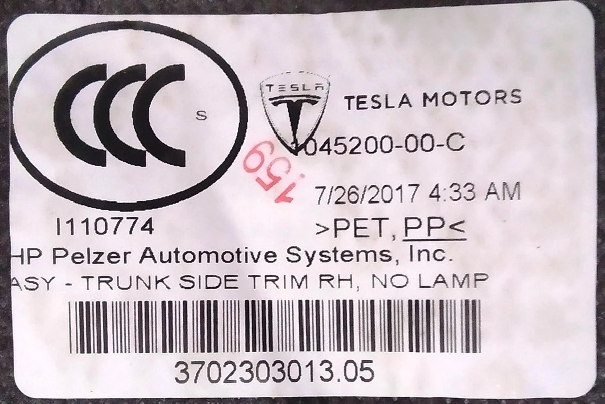 3 Оздоблення багажника збоку права без лампи Tesla model S, model S REST 1045200-00-D