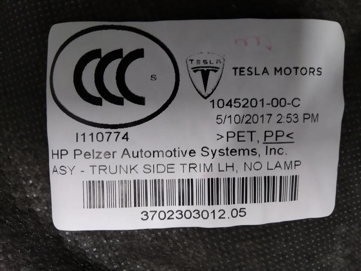 2 Отделка багажника боковая левая без лампы Tesla model S, model S REST 1045201-00-F